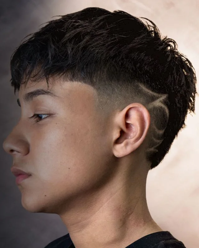 Corte con textura, desvanecido lateral y diseño sobre la oreja, realizado en Hermanos de Tijera