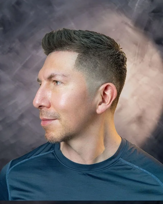 Corte corto con volumen arriba y desvanecido lateral realizado en Hermanos de Tijera